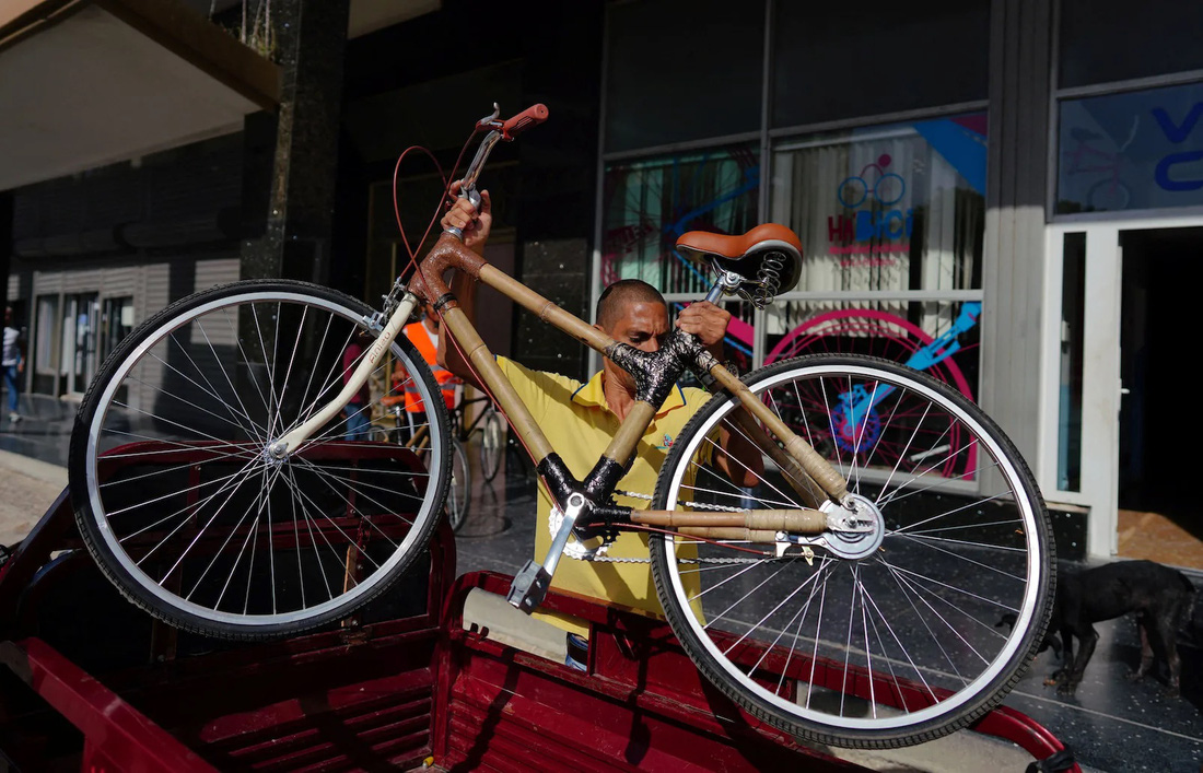 Velo Cuba là một cửa hàng xe đạp đồng thời là một công ty du lịch, chuyên sản xuất các loại xe nhẹ, thân thiện với môi trường. Được Đại sứ quán Hà Lan ở Cuba tài trợ, họ đã làm ra những chiếc xe đạp tre bền, nhẹ, giá phải chăng - Ảnh: Reuters