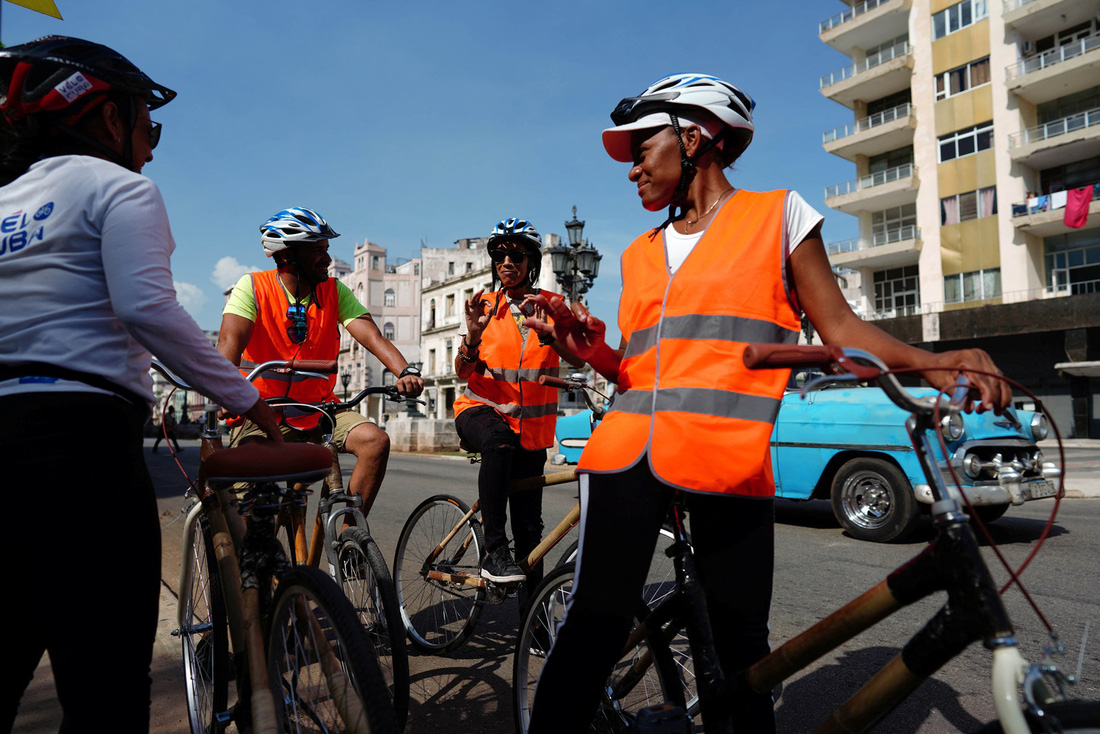 Những chiếc xe này rất được lòng du khách đến Havana. Nhiều người đã lựa chọn xe đạp tre để tham quan sở thú hay dạo quanh bãi biển - Ảnh: Reuters