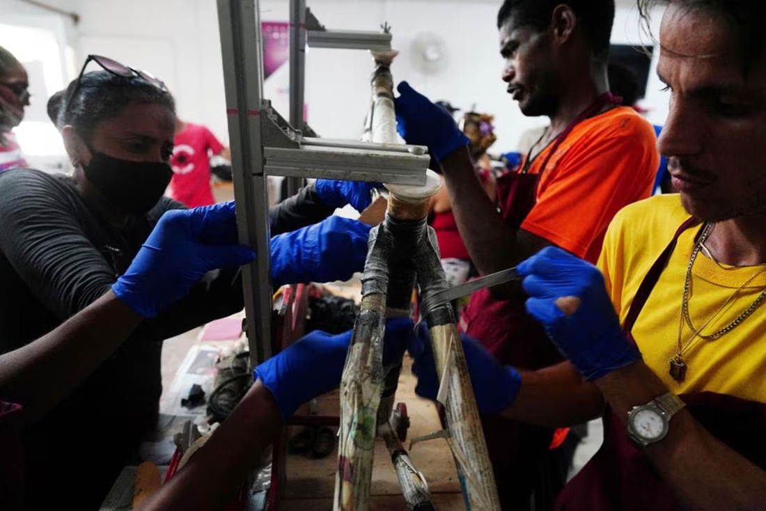Không chỉ sử dụng vật liệu thân thiện với môi trường, Velo Cuba còn tuyển dụng các tình nguyện viên từ các bà nội trợ đến cộng đồng người khiếm thính, hướng dẫn họ cách chế tạo và sửa chữa loại phương tiện thú vị này - Ảnh: Reuters