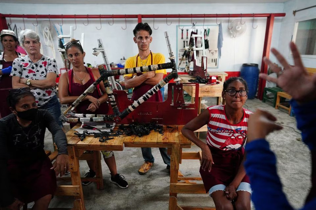 Yaquelin Gonzalez, một người khiếm thính, chia sẻ điều này hỗ trợ họ rất nhiều, khi có nghề trong tay họ có thể tự nuôi sống bản thân, không trở thành gánh nặng cho gia đình hay xã hội. Một số người tham gia khóa học của Velo Cuba có thể được chính cửa hàng này tuyển dụng trong tương lai, hoặc tự mở cửa hàng - Ảnh: Reuters
