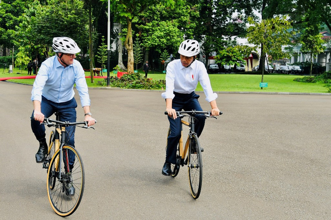 Thực tế, xe đạp tre không phải sản phẩm mới. Thứ phương tiện này đã xuất hiện ở nhiều nước khác như Indonesia, Philippines, Tây Ban Nha, Uganda… và khá được yêu thích. Thậm chí, Tổng thống Indonesia Joko Wikodo còn từng đạp xe tre cùng Thủ tướng Úc Anthony Albanese trong một chuyến công du hồi năm 2022 - Ảnh: Jakarta Post