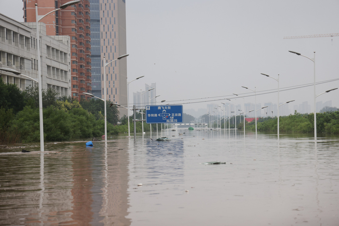 Những con đường ngập thành sông tại thành phố Trác Châu, tỉnh Hà Bắc - Ảnh: AFP