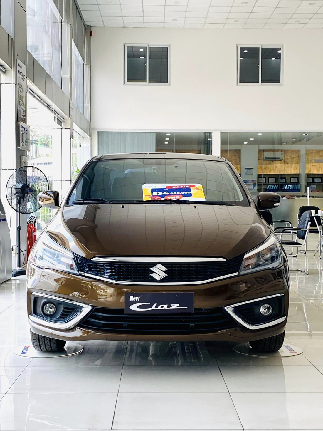 Suzuki Ciaz đang bán ở Việt Nam là phiên bản nâng cấp giữa vòng đời (facelift) ra mắt năm 2020. Đến đầu năm 2022, xe nhận một số thay đổi nhẹ ở ngoại hình với bộ tem thể thao ở hông. Các trang bị ngoại thất khác vẫn giữ nguyên: đèn chiếu sáng LED, mâm đa chấu 16 inch. Xe được dán phim cách nhiệt sẵn ngay từ nhà máy - Ảnh: Đại lý Suzuki/Facebook