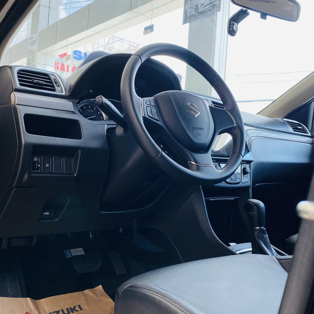 Bên trong, xe có màn hình Android 9 inch kết hợp camera hành trình trước/sau của Vietmap được gắn sẵn. Camera hành trình này được tích hợp các tính năng cảnh báo lệch làn, nhắc nhở xe phía trước di chuyển, cảnh báo giao thông hay khoảng cách tới xe phía trước - Ảnh: Đại lý Suzuki/Facebook