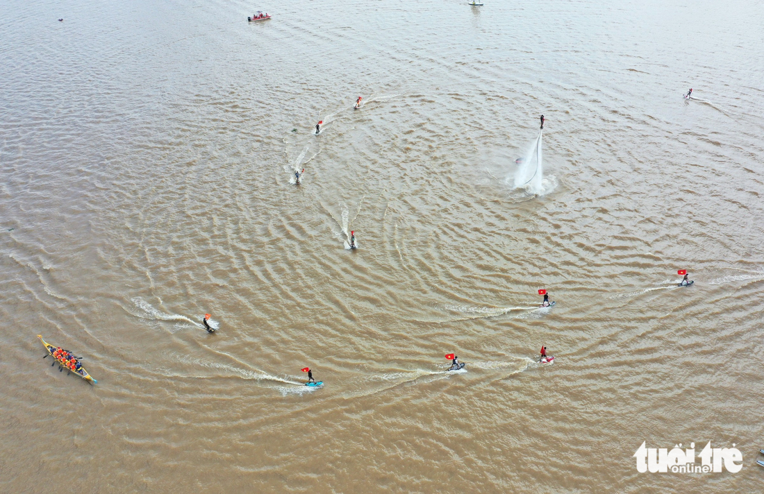 Trình diễn lướt ván phản lực náo động một góc sông Sài Gòn