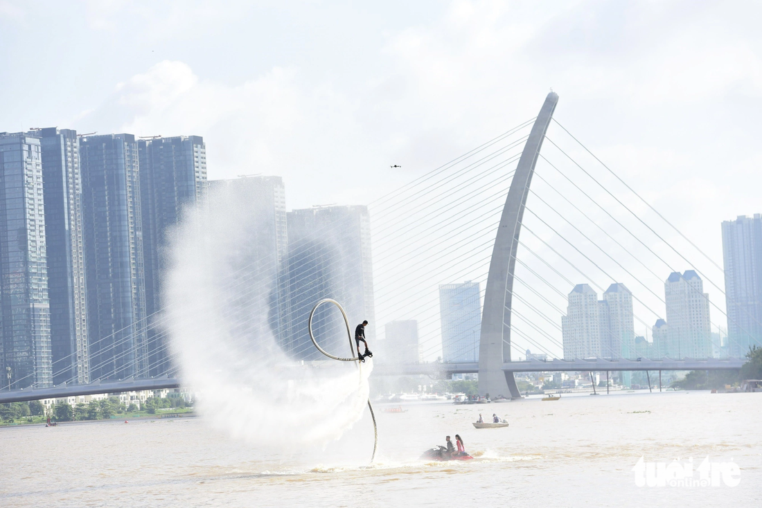 Trình diễn Flyboard, xa xa là cầu Ba Son - một biểu tượng mới của trung tâm TP.HCM