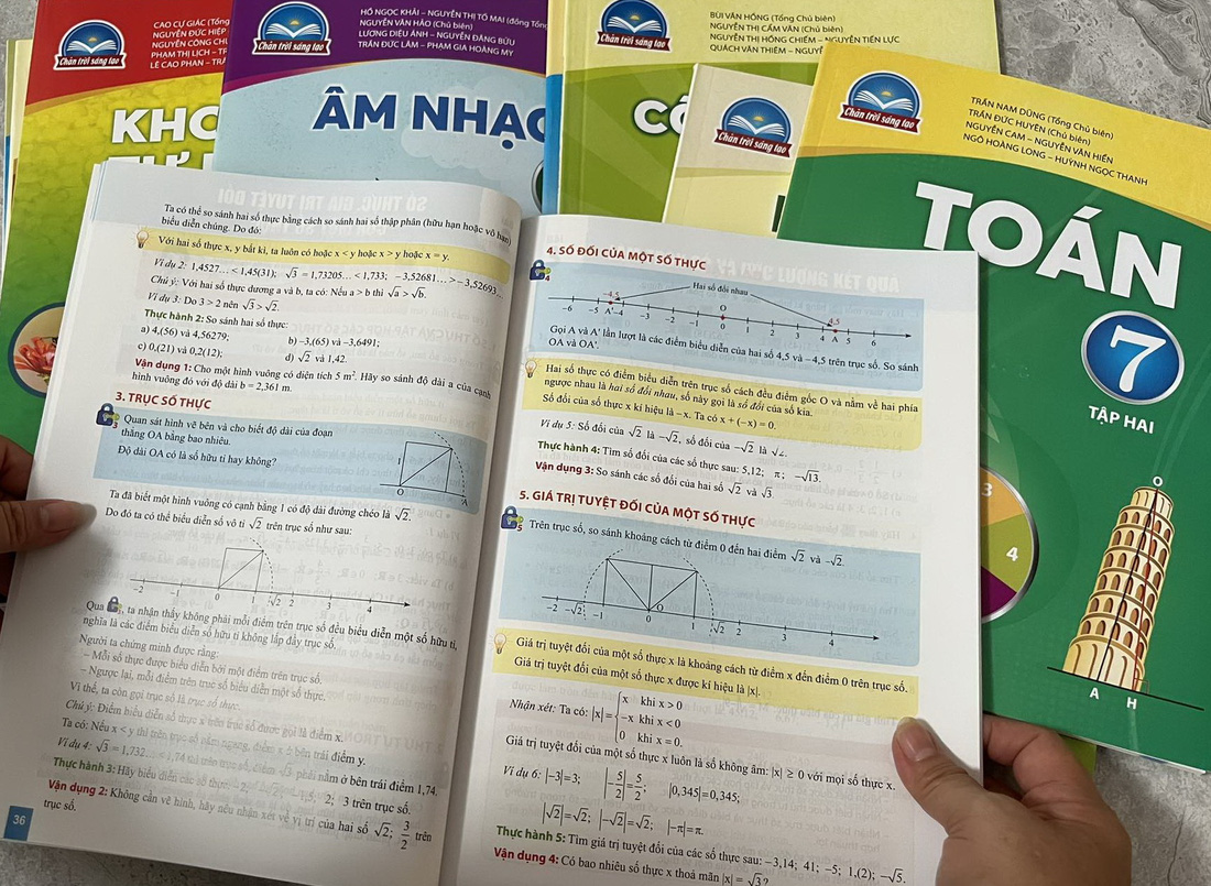 Từ nay đến 20-12-2023, Bộ GD-ĐT lấy ý kiến về việc giao quyền chọn sách giáo khoa cho các trường - Ảnh: MINH ANH