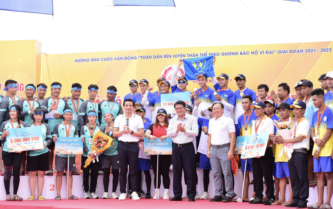 Đội Sài Gòn Waterbus giành vị trí nhất toàn đoàn hạng B giải đua thuyền mở rộng nằm trong chuỗi Lễ hội Sông nước TP.HCM - Ảnh: DUYÊN PHAN