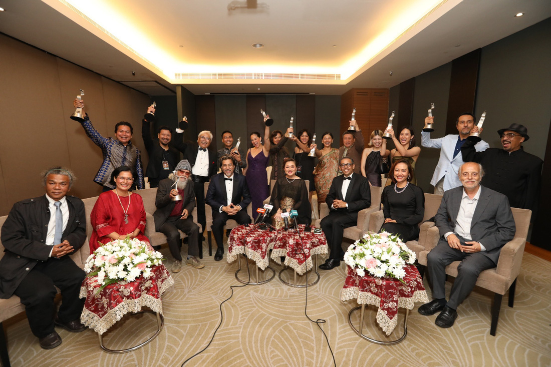 Ban tổ chức, ban giám khảo Liên hoan phim quốc tế ASEAN cùng đại diện những bộ phim thắng giải trong buổi họp báo sau lễ trao giải - Ảnh: BTC