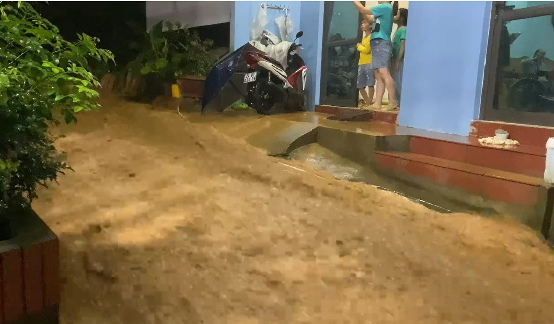 Mưa lớn khiến nước chảy như thác trên mặt đường tại ngõ Hùng Hồ - Ảnh: Cổng TTĐT thị xã Sa Pa