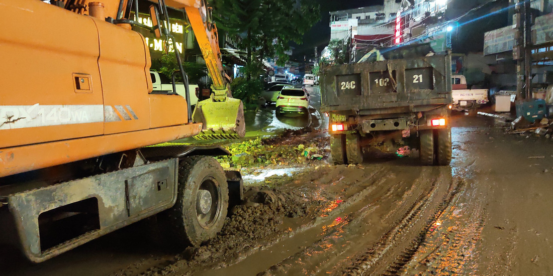 Thu gom, vận chuyển bùn đất trên đường Điện Biên Phủ - Ảnh: Cổng TTĐT thị xã Sa Pa