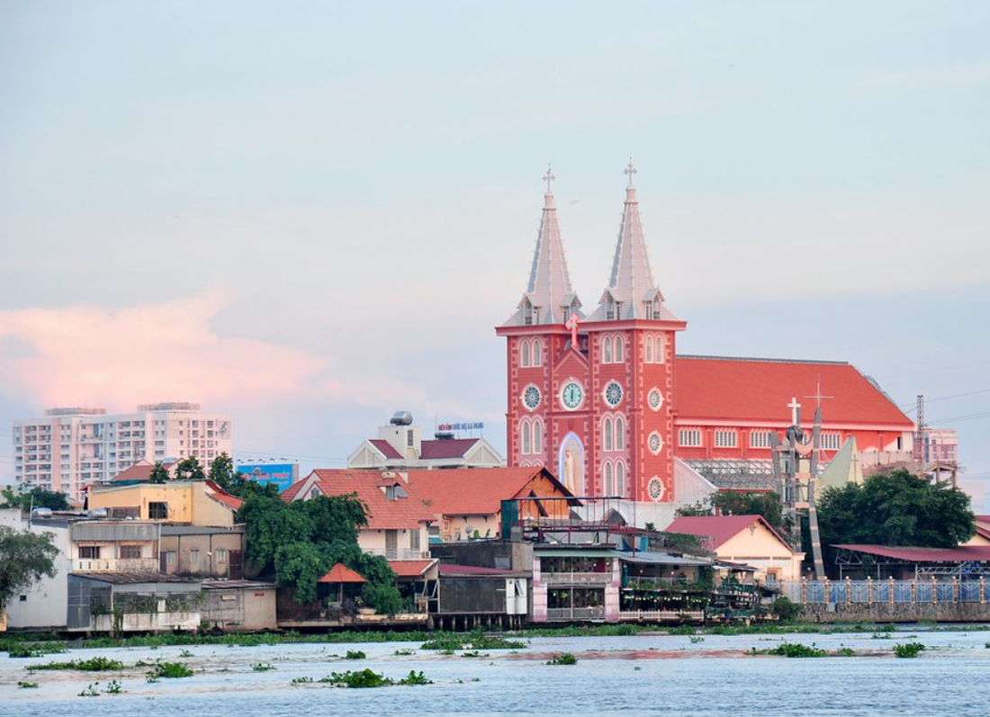 Fatima Bình Triệu là một nhà thờ xinh đẹp, duyên dáng nằm ở ven sông Sài Gòn - Ảnh: VÕ LINH