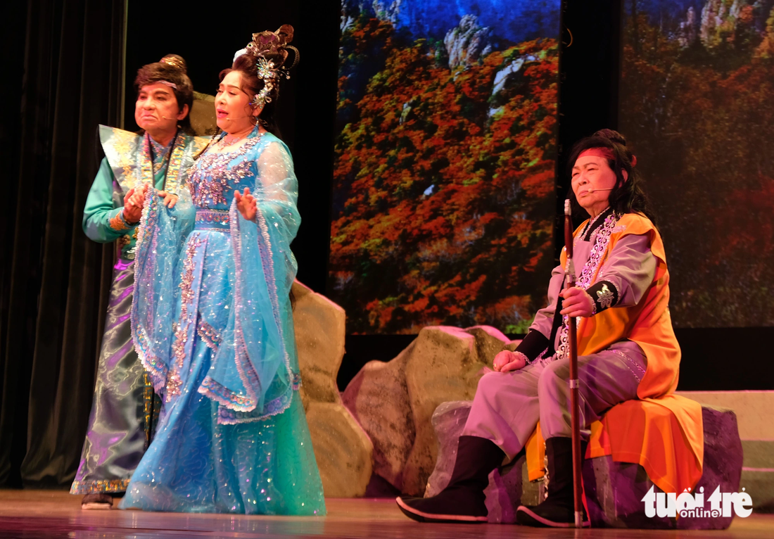 Từ trái qua: nghệ sĩ Thanh Tuấn, Phượng Hằng và Minh Cảnh trong tiết mục Mùa thu trên Bạch Mã Sơn - Ảnh: LINH ĐOAN