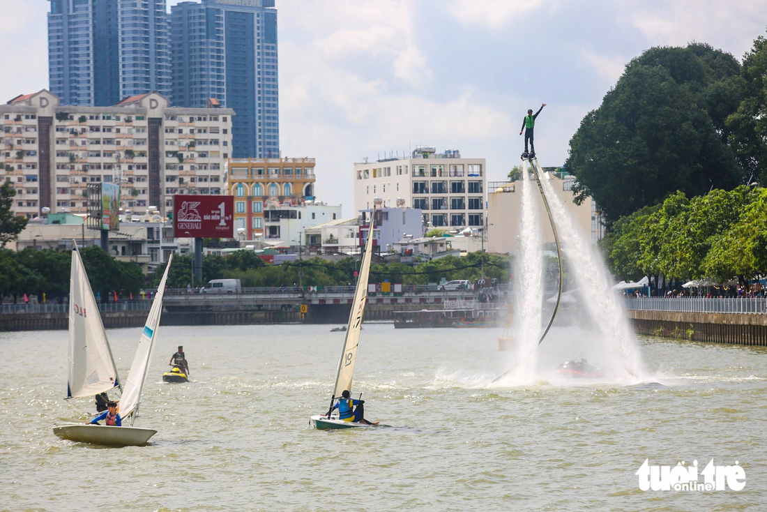 Trình diễn flyboard và ca nô nước tạo nên không gian sống động trên kênh Nhiêu Lộc - Thị Nghè