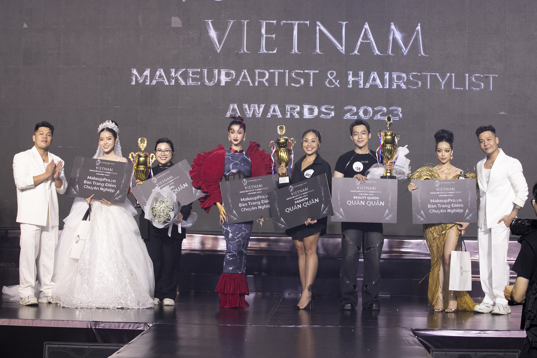 Quân Nguyễn, Pu Lê trao giải thưởng cho các thí sinh đoạt giải cao - Ảnh: BTC