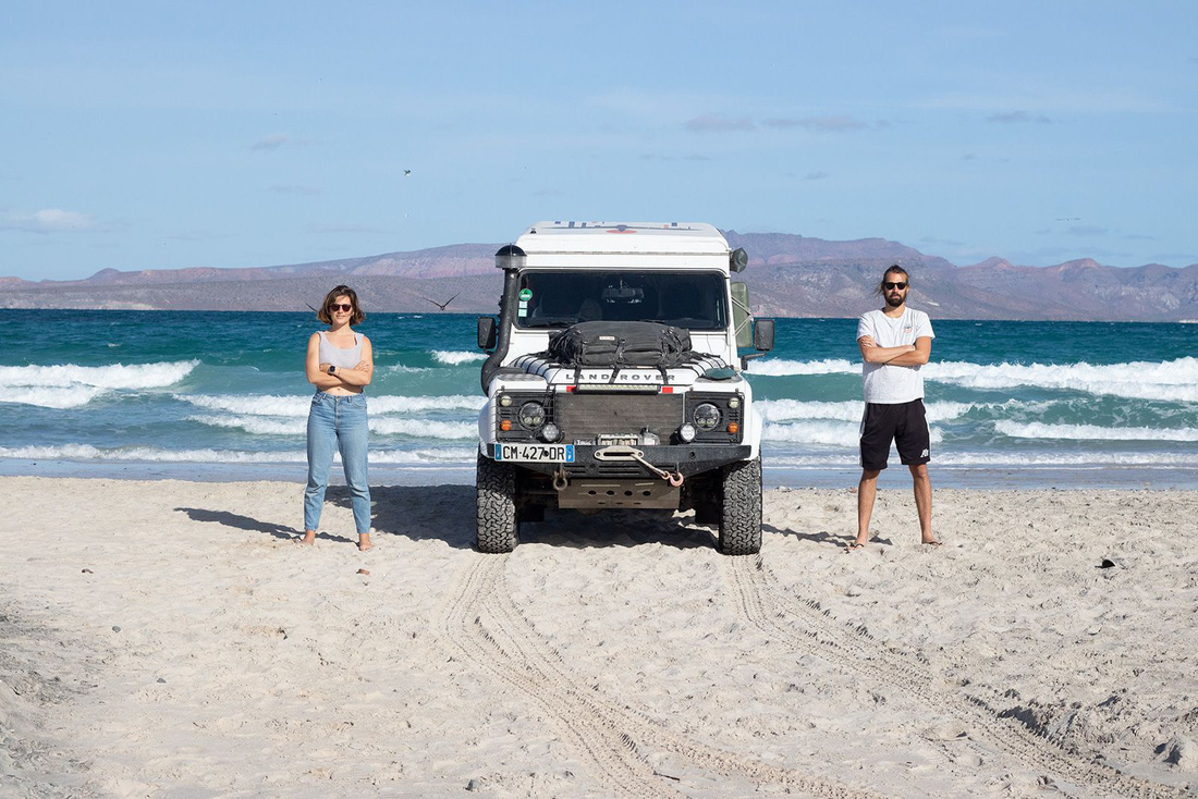 Cặp đôi đi vòng quanh thế giới bằng Land Rover - Ảnh 8.