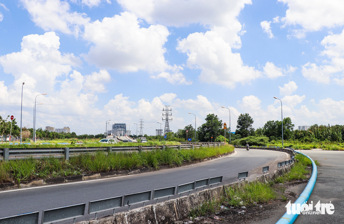 Trong ảnh là khu vực dốc cầu Phú Hữu và đường D15 (Khu Công nghệ cao), điểm này dự kiến được xây dựng nối với luồng giao thông đường Võ Chí Công hướng về ngã tư Bình Thái