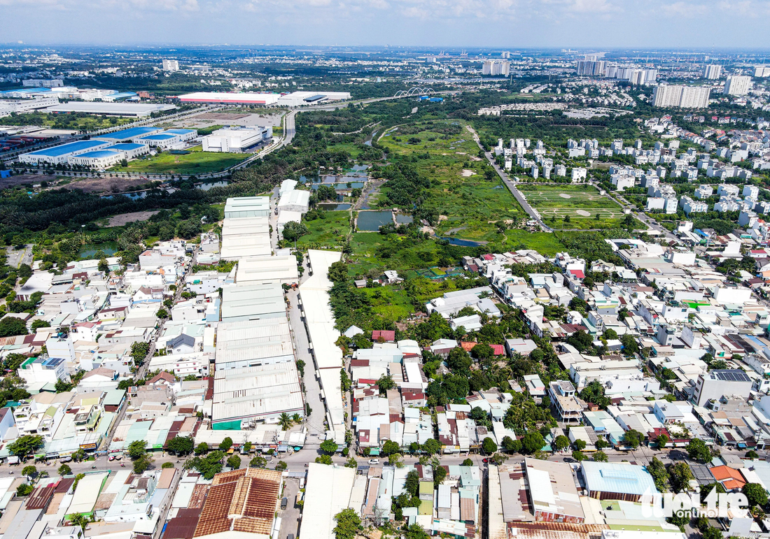 Theo quy hoạch, hướng tuyến đoạn vành đai 2 này sẽ cắt ngang qua đường Dương Đình Hội và Tăng Nhơn Phú (quận 9 cũ). Tại 2 điểm giao cắt đó có nhiều nhà dân hơn điểm đầu tuyến. Tuy nhiên, hầu hết là những căn nhà xây tạm