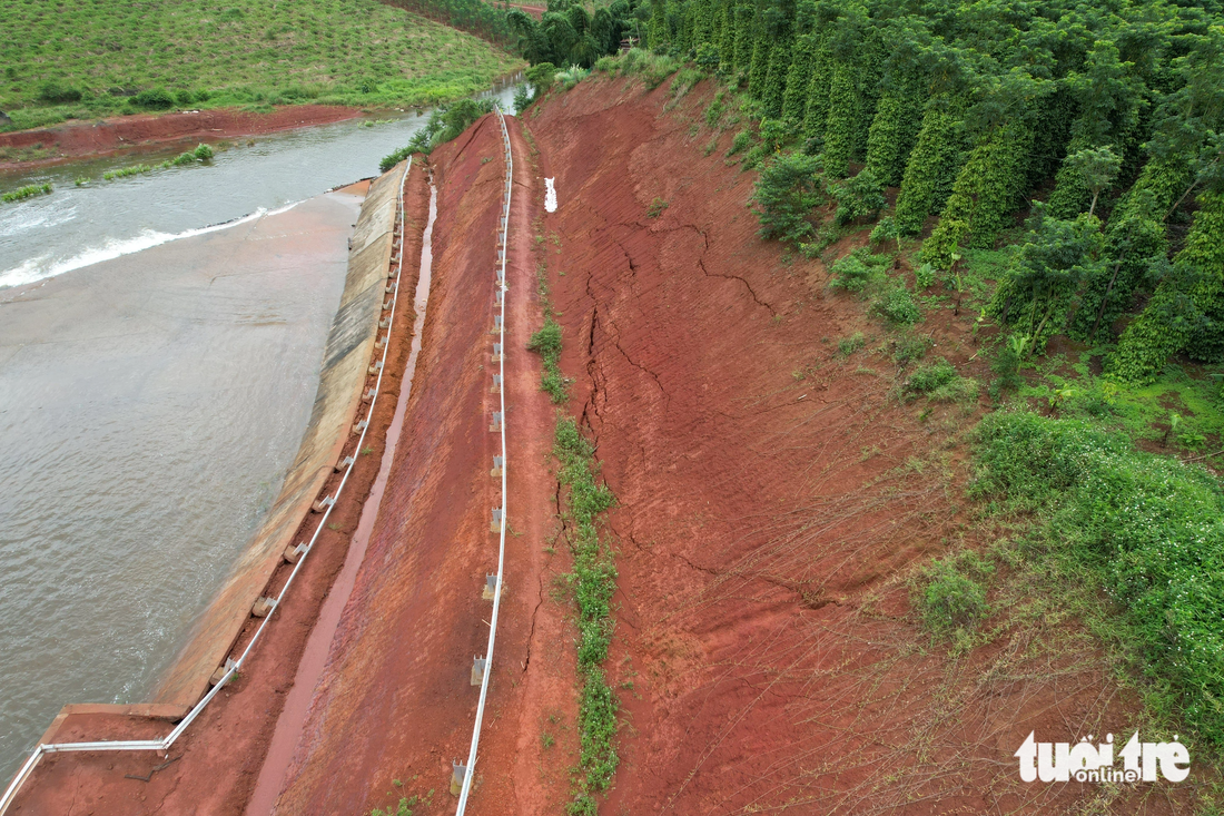 Phía đồi đất hồ Đắk N'Ting khoảng 1 triệu m3 đã có hiện tương nứt kéo dài, có nguy cơ sạt xuống hồ - Ảnh: TRUNG TÂN