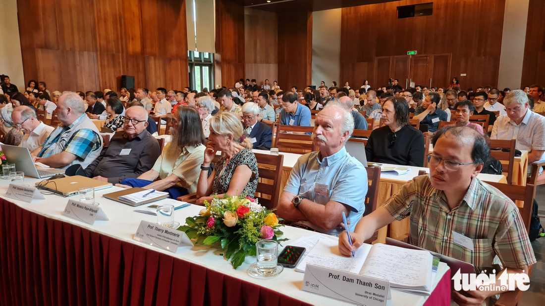 Nhiều nhà khoa học trong và ngoài nước tham dự hội nghị “Các cửa sổ nhìn ra vũ trụ” nhân 30 năm Hội Gặp gỡ Việt Nam - Ảnh: LÂM THIÊN