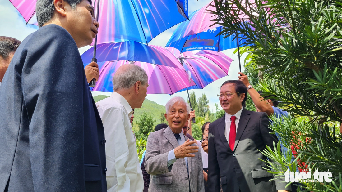 GS Trần Thanh Vân (ở giữa) nói chuyện với Bộ trưởng Bộ Khoa học và Công nghệ Huỳnh Thành Đạt (áo vest bên phải) và GS Gerard t’Hooft (Nobel Vật lý 1999, áo sơ mi trắng) tại vườn cây kỷ niệm - Ảnh: LÂM THIÊN