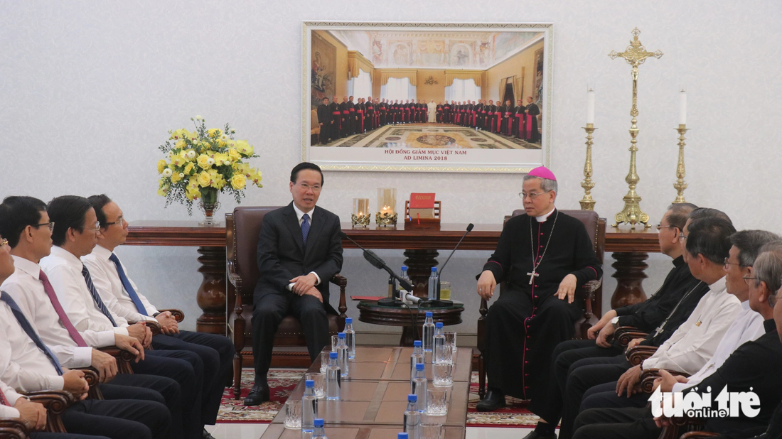 Chủ tịch nước Võ Văn Thưởng trao đổi với Hội đồng Giám mục Việt Nam - Ảnh: TIẾN LONG