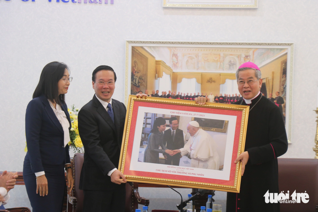 Chủ tịch Hội đồng Giám mục Việt Nam Giuse Nguyễn Năng tặng bức ảnh cho Chủ tịch nước Võ Văn Thưởng - Ảnh: TIẾN LONG