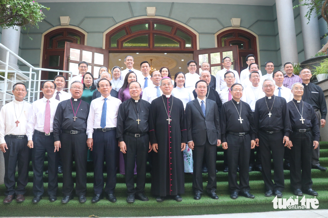 Chủ tịch nước và đoàn công tác chụp ảnh lưu niệm cùng Hội đồng Giám mục Việt Nam - Ảnh: TIẾN LONG