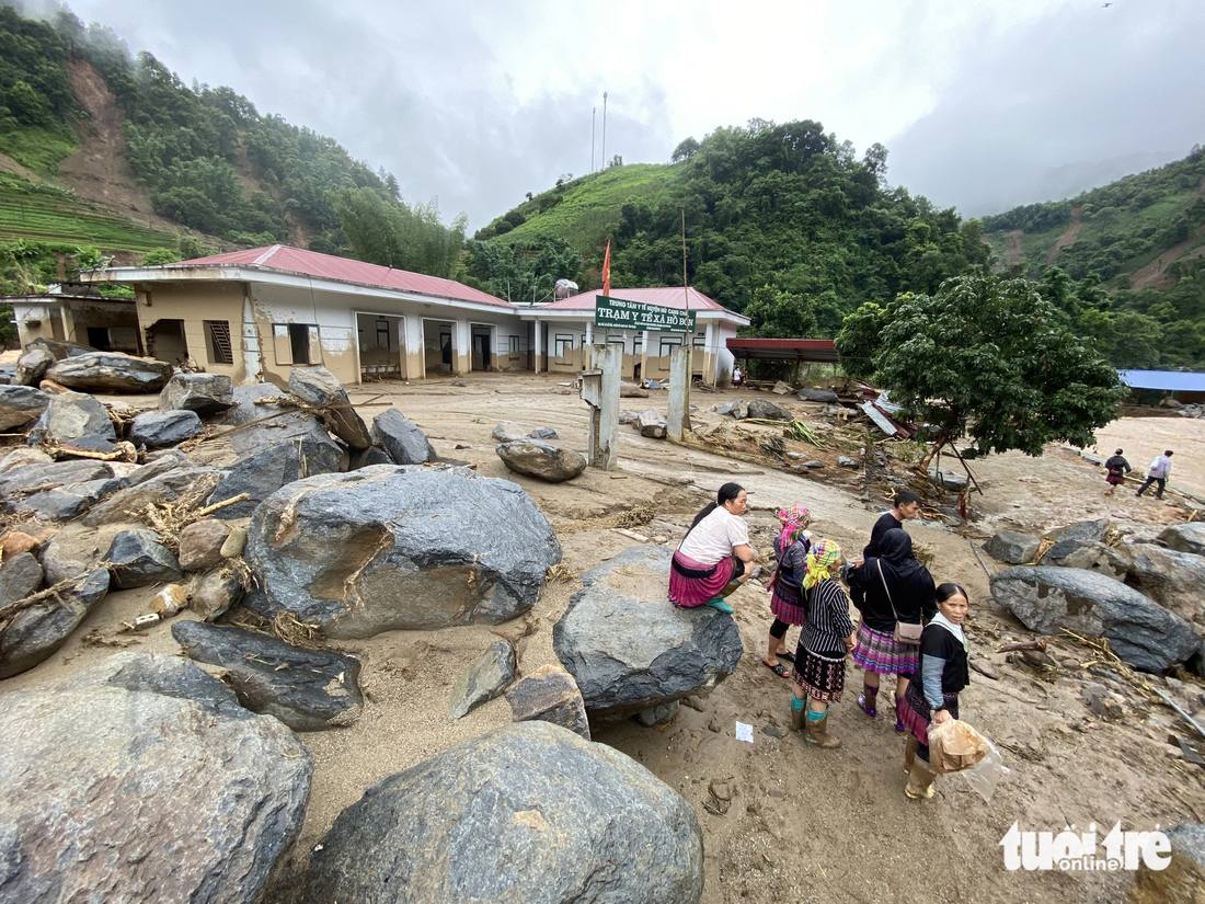 Hơn chục nhà dân ở gần Trạm y tế xã Hồ Bốn bị lũ san phẳng - Ảnh: C.TUỆ