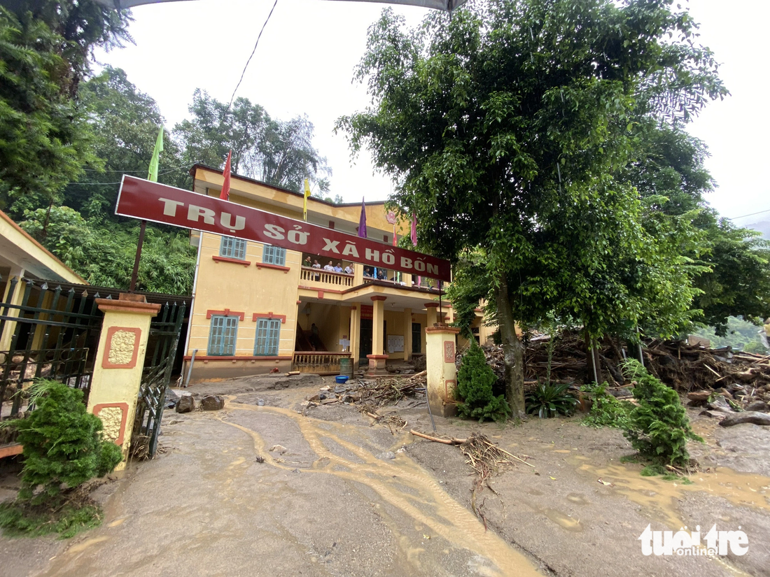 Trụ sở UBND xã Hồ Bốn cũng bị thiệt hại ở khu vực tầng 1 - Ảnh: C.TUỆ