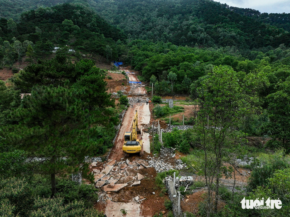 Con đường dài gần 300m dân tự ý xẻ rừng xây để nối lên nhà... xây trên rừng - Ảnh: NAM TRẦN