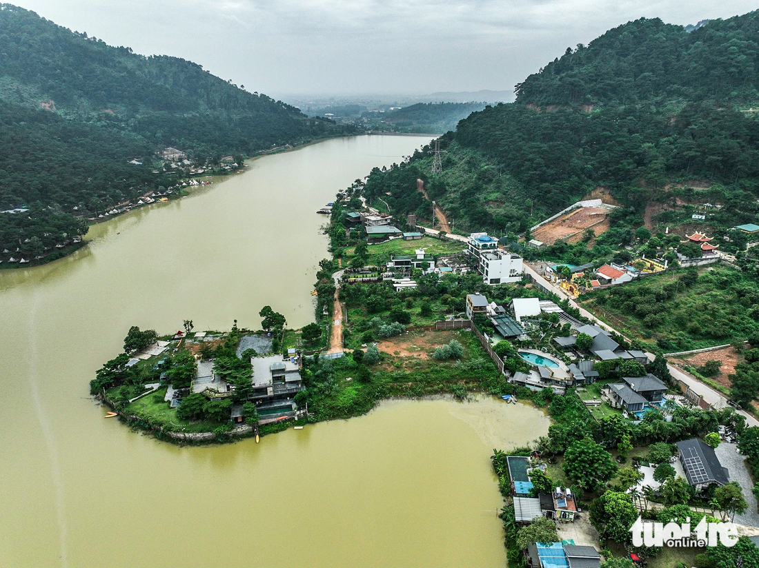 Hàng loạt công trình homestay, khu nghỉ dưỡng kiên cố được xây dựng quanh hồ Đồng Đò, trong khu vực rừng phòng hộ mặc dù năm 2019 đã kết luận vi phạm - Ảnh: NAM TRẦN