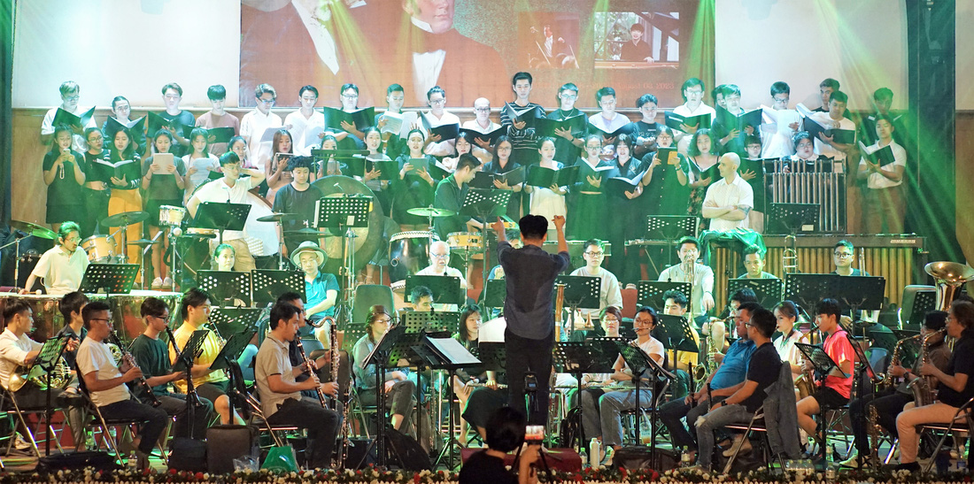Hậu trường dàn nhạc kèn - gõ Saigon Winds tập luyện cho đêm diễn Ghibli in Town - Ảnh: HUỲNH VY