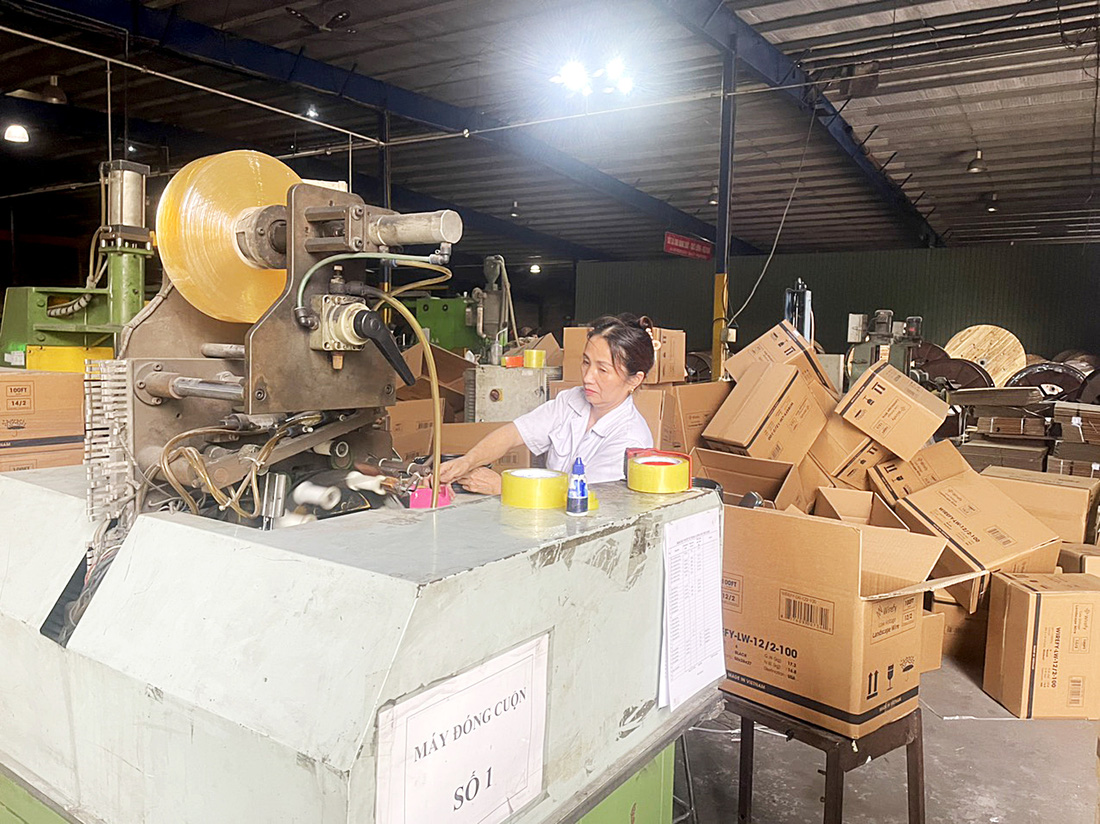 Dây chuyền sản xuất của nhà máy LiOA có trụ sở tại Hưng Yên - Ảnh: LÊ THANH