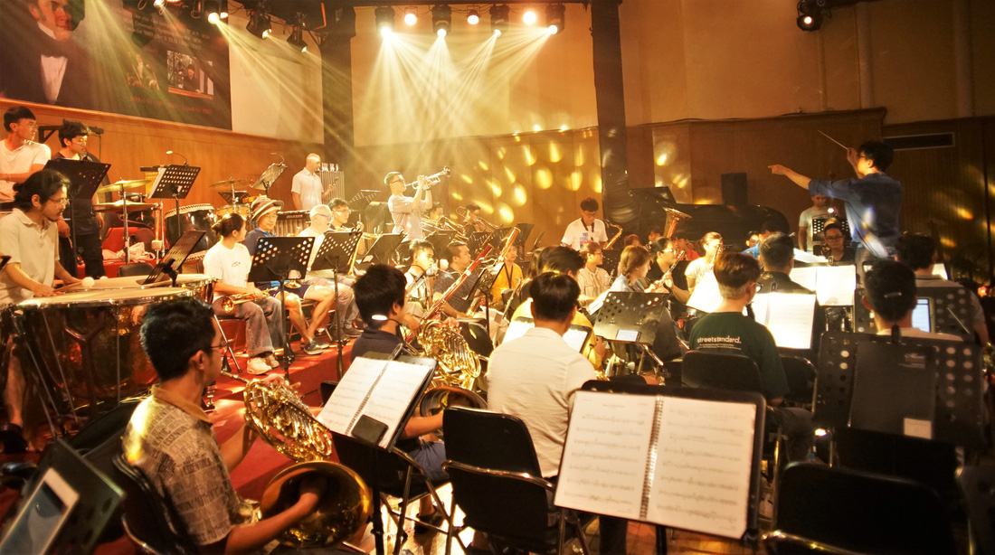 Nhạc trưởng Trần Nhật Minh chỉ huy và nghệ sĩ Thiên Ân solo kèn trumpet tại buổi tập luyện cho concert Ghibli in Town