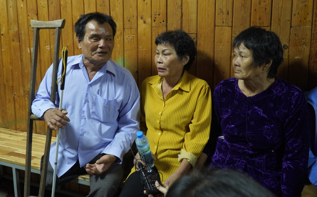 Ba anh em ngày gặp lại: Ông Định (trái), bà Hoa và bà Sưa - Ành: BTC