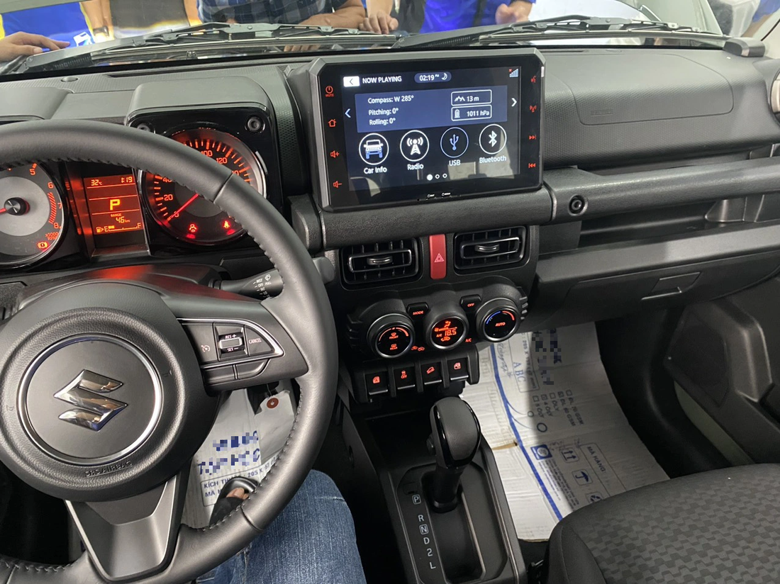 Trong loạt ảnh mới, nội thất xe cũng đã lộ diện. Có thể thấy chiếc Suzuki Jimny được nhập về Việt Nam có nhiều trang bị hiện đại, ví dụ như hệ thống Cruise Control với nút bấm tích hợp bên phải vô-lăng, màn hình cảm ứng trung tâm lớn, điều hòa tự động... - Ảnh: Hội Suzuki Jimny Việt Nam/Facebook