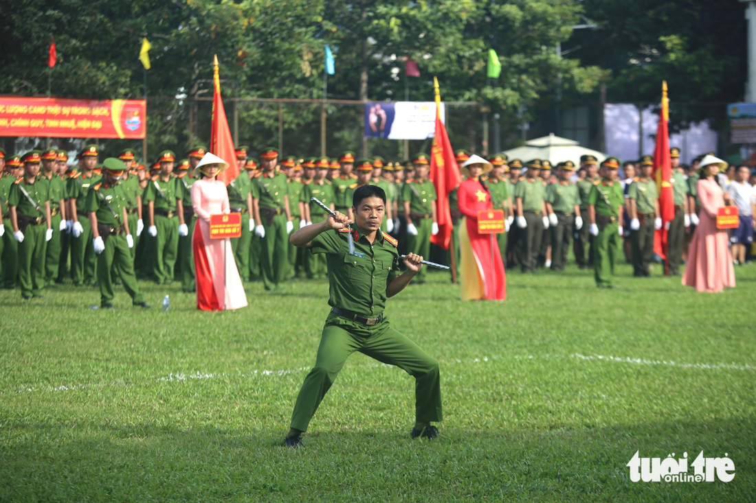 Chiến sĩ công an biểu diễn bài múa quyền côn nhị khúc tại buổi khai mạc hội thi - Ảnh: MINH HÒA