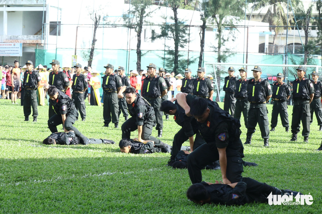 Các chiến sĩ cảnh sát cơ động biểu diễn võ thuật trên sân vận động trong hội thi - Ảnh: KHẮC HIẾU