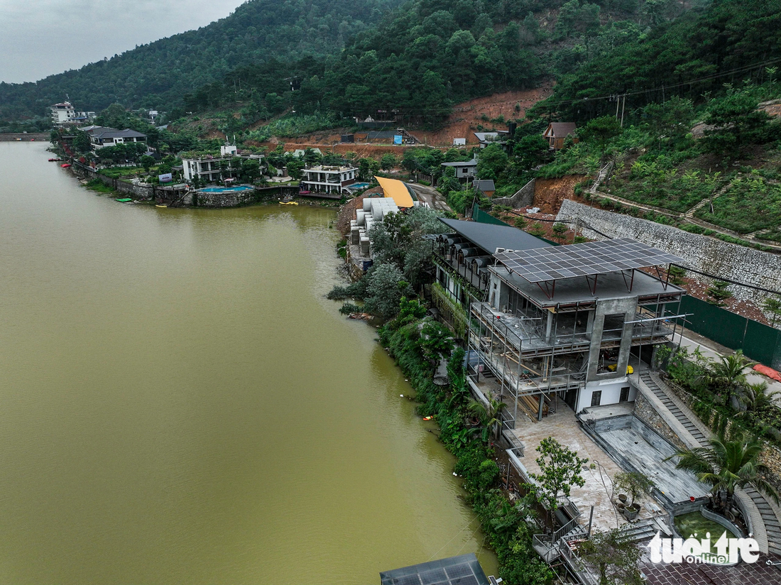 Hàng trăm công trình đã, đang và chuẩn bị được xây dựng vi phạm lấn chiếm &quot;mọc lên như nấm sau mưa&quot; tại khu vực hồ Đồng Đò (ảnh chụp chiều 7-8) - Ảnh: NAM TRẦN