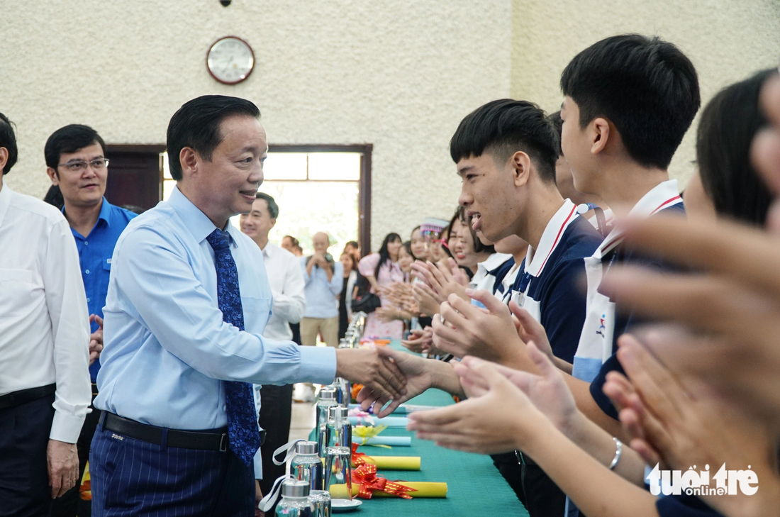 Phó thủ tướng Trần Hồng Hà mong muốn các đại biểu trẻ em có mặt tại diễn đàn chia sẻ các vấn đề của mình như những người bạn - Ảnh: NGUYỄN HIỀN