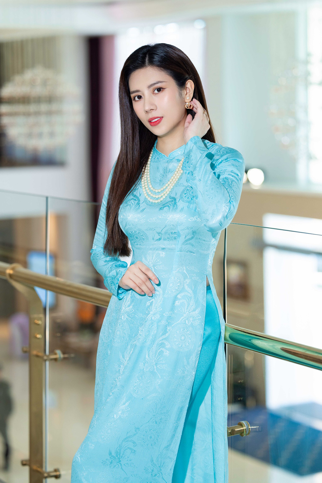 Hoa hậu Dương Yến Nhung nền nã trong tà áo dài làm đại sứ hoạt động thiện nguyện - Ảnh: BTC
