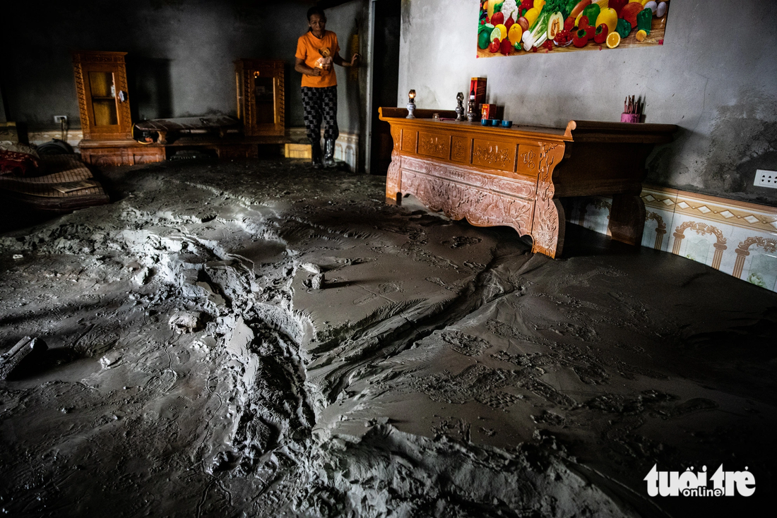 Bùn thải ngập vào nhà bà Yêu (42 tuổi, thôn Phời 3) 