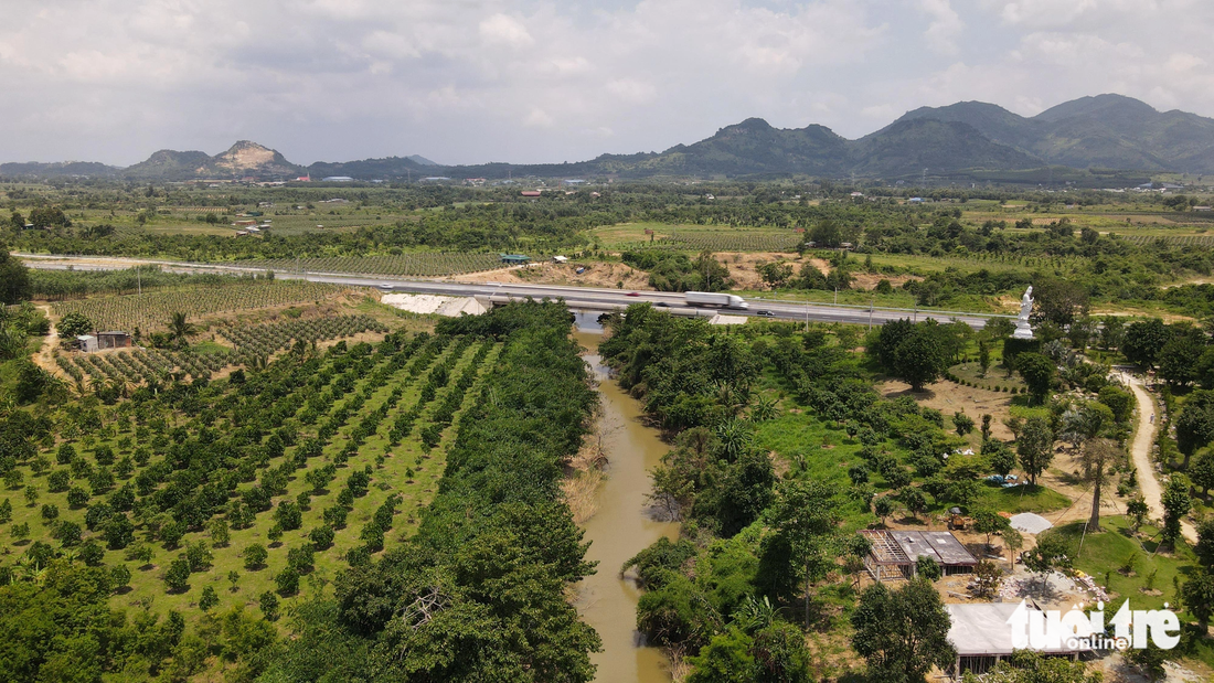 Báo cáo với Bộ Giao thông vận tải về nguyên nhân nước sông Phan dồn vào hạ lưu cống Km25+419, đơn vị tư vấn thiết kế đánh giá khoảng thời gian từ ngày 26 đến 29-7, tỉnh Bình Thuận nói chung, khu vực xã Sông Phan và lân cận có mưa lớn kéo dài