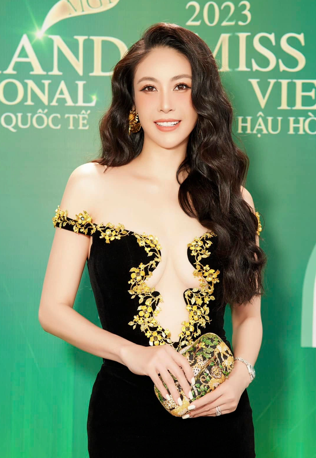 Hà Kiều Anh làm giám khảo nhiều cuộc thi hoa hậu - Ảnh: Facebook Ha Kieu Anh