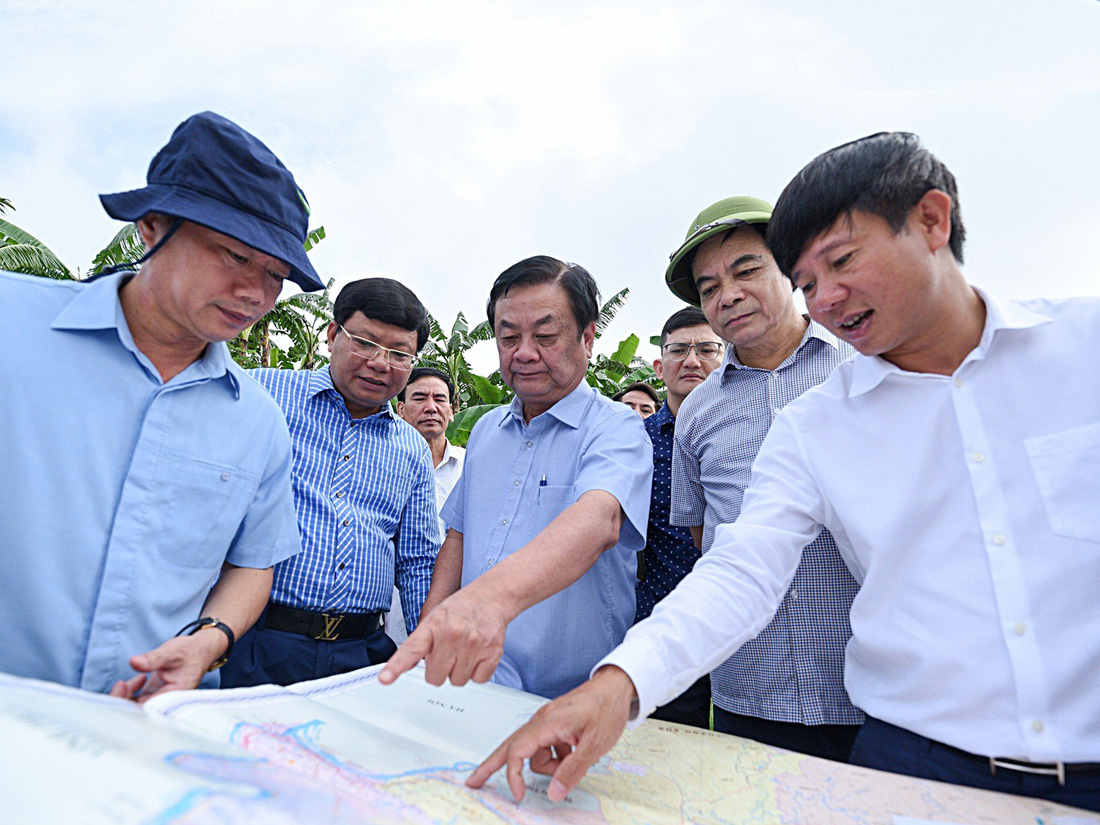 Bộ trưởng Bộ   Nông nghiệp và Phát triển nông thôn  Lê Minh Hoan kiểm tra tình trạng sạt lở bờ sông Thao đoạn qua huyện Lâm Thao (Phú Thọ) sáng 8-8 - Ảnh: TÙNG ĐINH