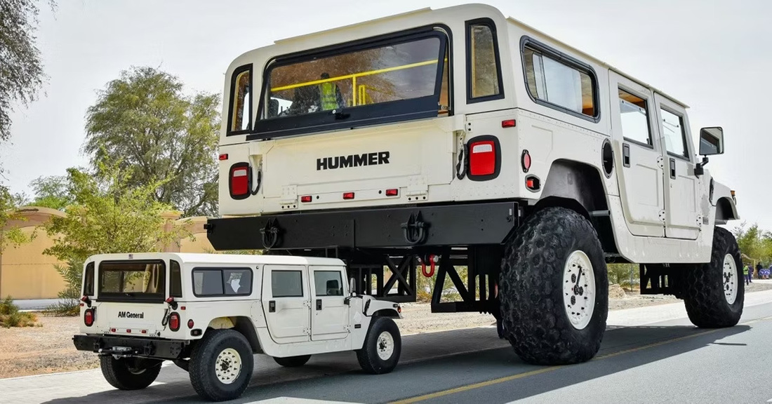 Hummer H1 X3 được trang bị 4 động cơ diesel, cung cấp 1.000 mã lực nhưng chỉ mang về tốc độ tối đa 32km/h. Điều này khá dễ hiểu khi nhìn vào trọng lượng và kích thước đồ sộ của chiếc xe này - Ảnh: Hot Cars
