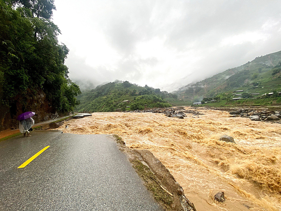 Quốc lộ 32 đi qua xã Hồ Bốn, hướng về Lai Châu bị nước lũ “ngoạm” mất một đoạn, lực lượng chức năng rất khó khăn khi tiếp tế cho bà con - Ảnh: CHÍ TUỆ
