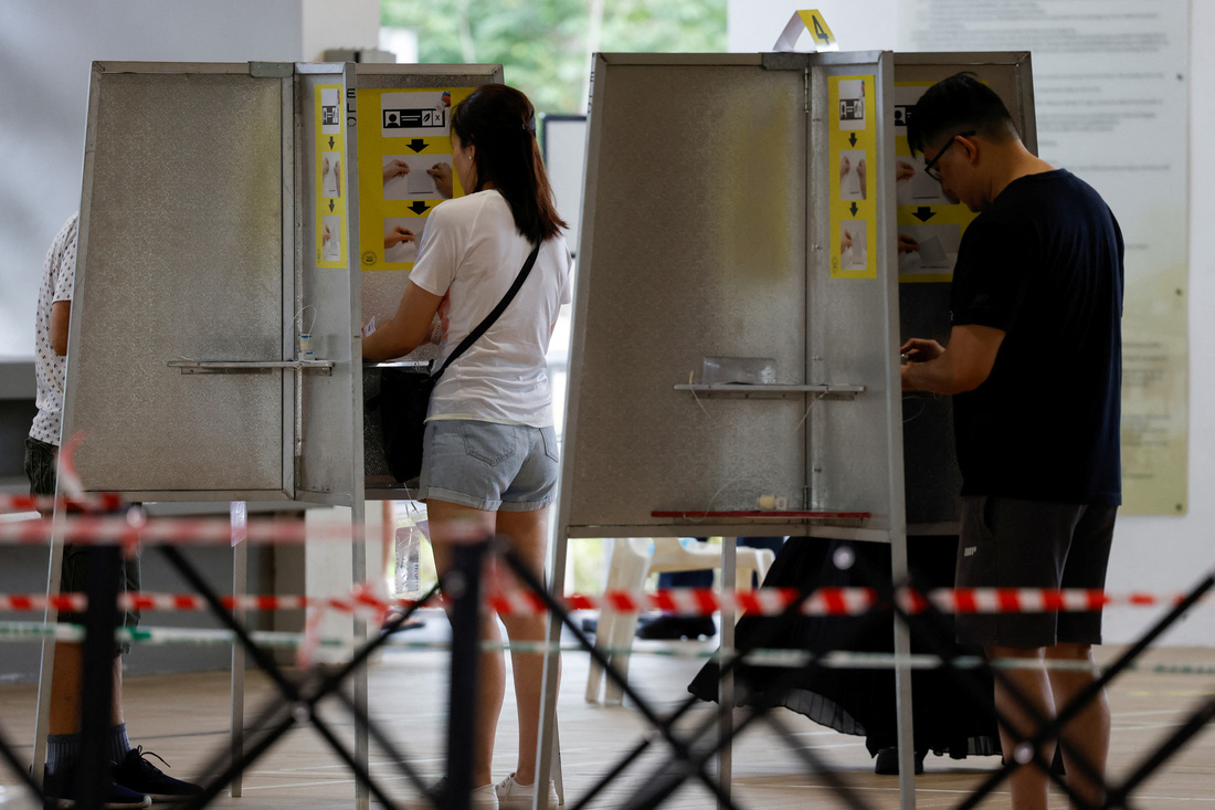 Người dân Singapore tại một điểm bỏ phiếu ở địa phương - Ảnh: REUTERS