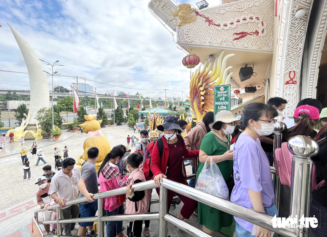 Người dân xếp hàng để soát vé qua cổng tại Khu du lịch Suối Tiên